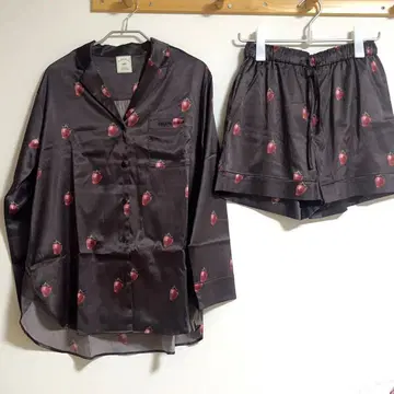 [ 택 포함 새상품 ] 스트로베리 패턴 트윌 셔츠 숏팬츠 셋업