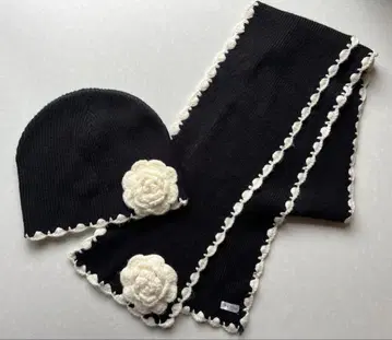 니트 모자와 머플러 세트 블랙 x 화이트 꽃 모티브 포함