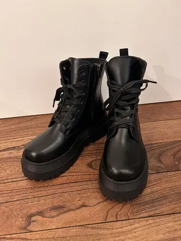 블랙 통굽 레이스업 부츠