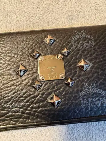 MCM 스터드 장식 블랙 가죽 장지갑