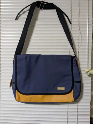 미사용 베네통 네이비/오렌지 메신저 백