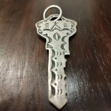 실버 열쇠형 펜던트 탑