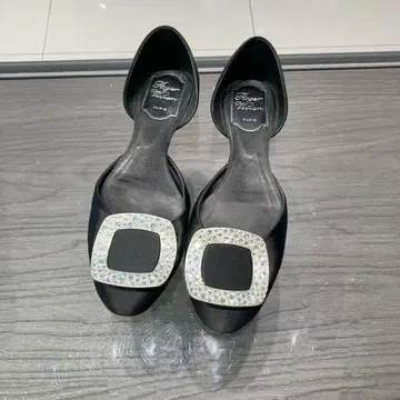 ROGER VIVIER 비쥬 모티브 블랙 새틴 하이힐 a