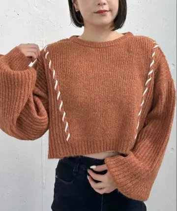 알파카 터치 배색 스티치 니트