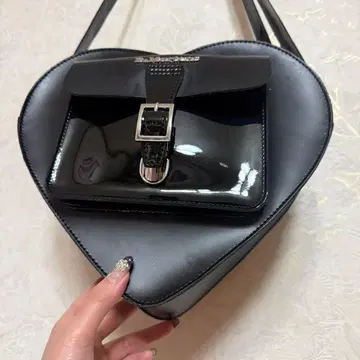 Dr. Martens 하트형 숄더백 블랙