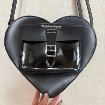 Dr. Martens 하트형 숄더백 블랙