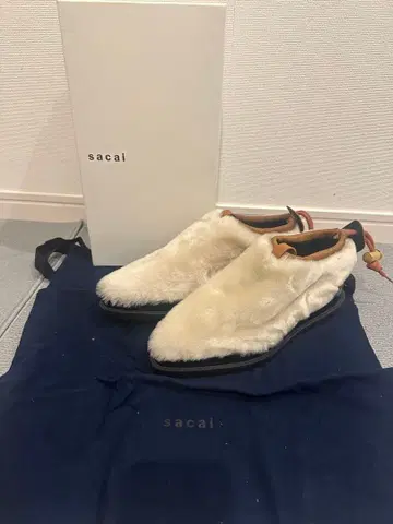 sacai 퍼 슬립온 37 크림