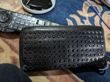 스터드 장식 블랙 장지갑