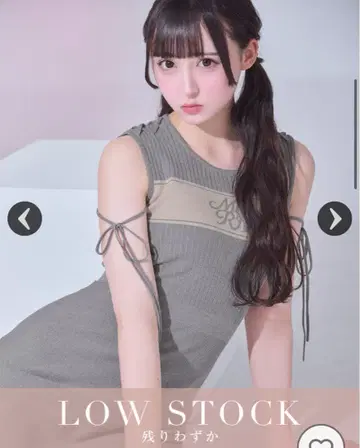 미셸 마카롱 로고 니트 슬리브리스 원피스