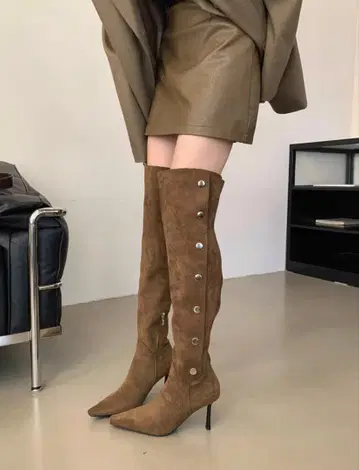브라운 스웨이드 롱 부츠 버튼 포함