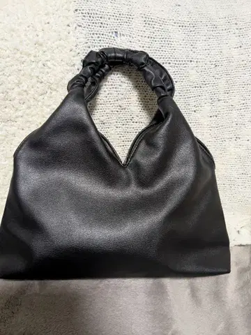 블랙 인조 가죽 토트백 손잡이 셔링