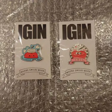 BTS JIN IGIN 팝업 크리스마스 캡슐 토이 핀 배지 2종