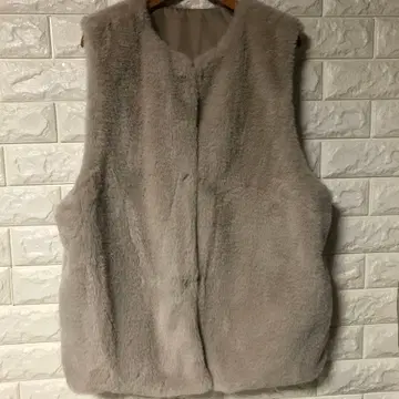 [ 새상품 미사용 ] 베이지 퍼 베스트 노카라