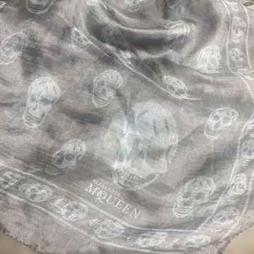 ALEXANDER MCQUEEN 스컬 프린트 스톨