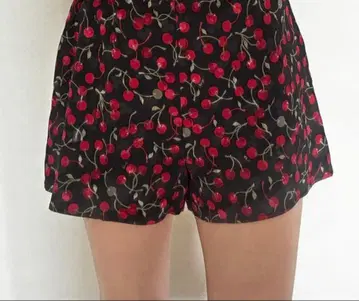새상품 MILK 체리 패턴 숏팬츠