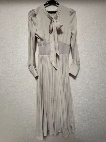 베이지 플리츠 원피스 긴팔