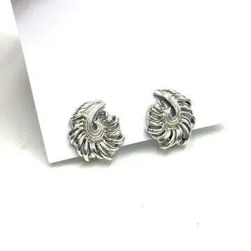 Dorlan 돌란 귀찌 양쪽 실버 조개 모티브