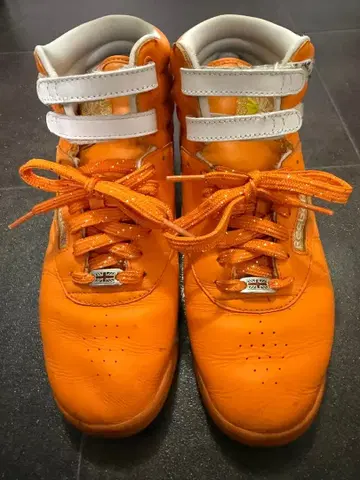 리복 오렌지 가죽 하이컷 스니커즈