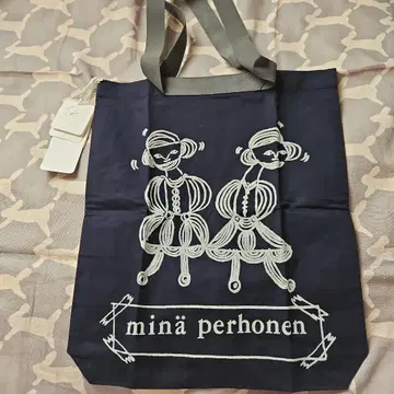 미나 페르호넨 우라라 원마일 백 네이비