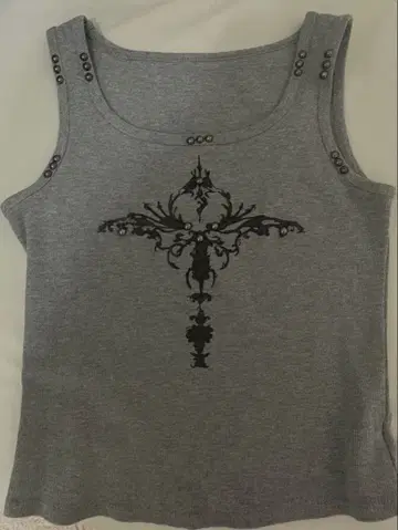 XU 스터드 크로스 프린트 슬리브리스