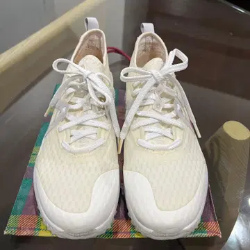 콜한 화이트 스니커즈 골프화