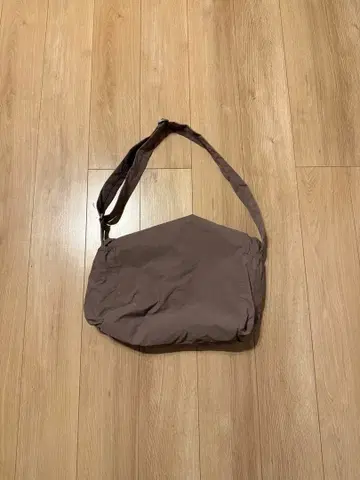 유니클로 소프트 퍼피 숄더백 브라운