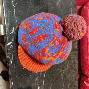 비비안 웨스트우드의 폼폼 포함 파랑 오렌지 니트 모자