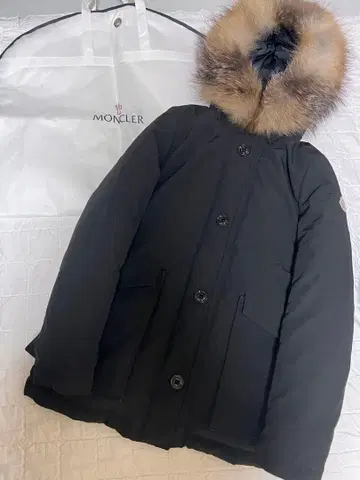 MONCLER 블랙 다운 자켓 퍼 포함