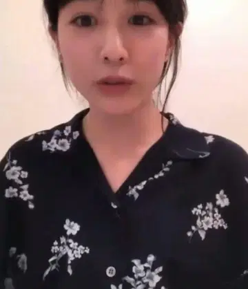 CLANE 클라네 다나카 미나미 착용 플라워 와이드 실루엣 셔츠 네이비