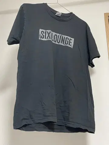 SIX LOUNGE 블랙 T셔츠