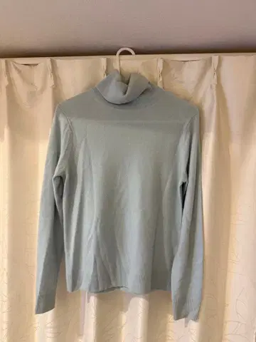 유니클로 라이트 블루 캐시미어 터틀넥 스웨터 M