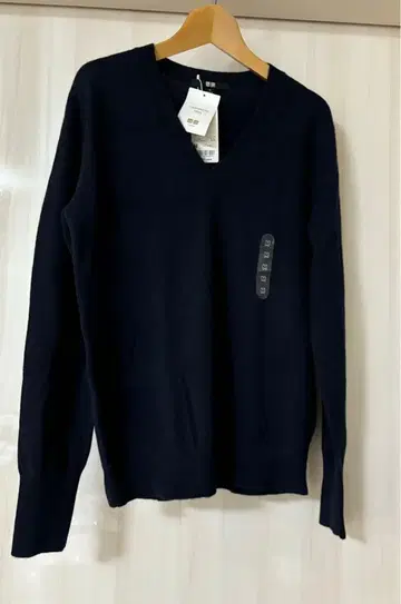 [택 포함 새상품] 유니클로 캐시미어 100% 스웨터 V넥 네이비