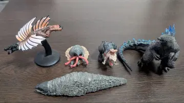 트레마즈 피규어 4종 + 고질라 피규어 등 쪽 푸른 가시