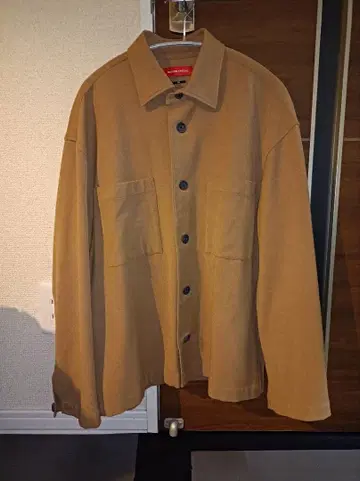 라이트 브라운 버튼업 셔츠