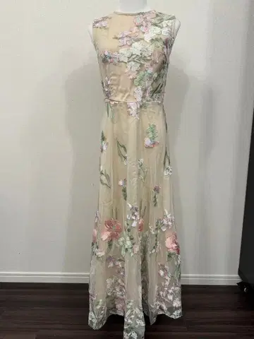 꽃무늬 자수 슬리브리스 맥시 드레스