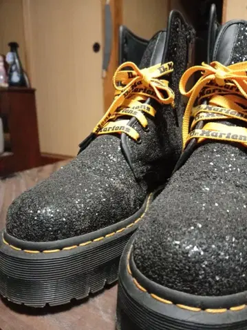 [ 초레어 ] Dr. Martens 글리터 부츠 UK9