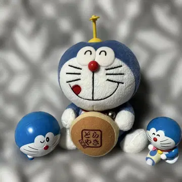 도라에몽 봉제 인형과 입상