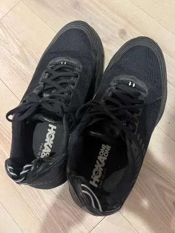 호카 오네오네 블랙 스니커즈