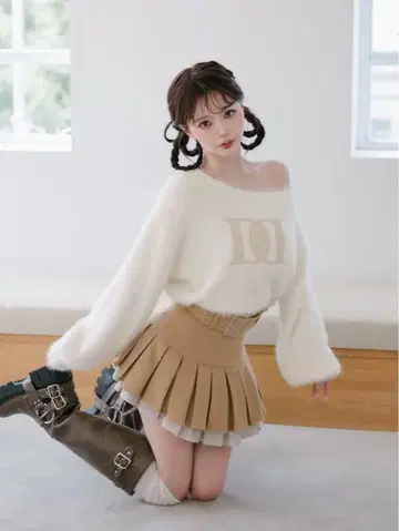 DD 로고 원숄더 니트탑 darich