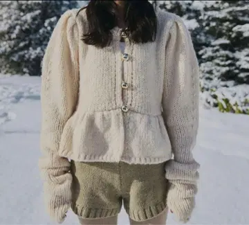 andequal 골드 버튼 퍼프 슬리브 니트 아이보리