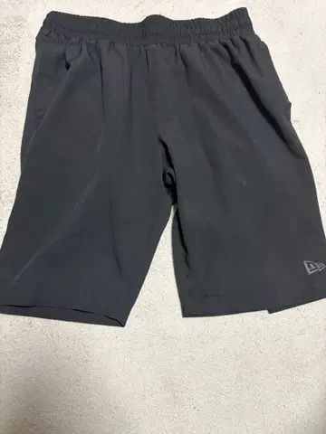NEW ERA 블랙 숏팬츠 L 사이즈
