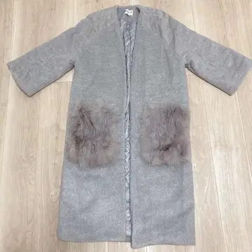 그레이 포켓에 퍼가 달린 두꺼운 원단의 롱 코트 한국에서 구매