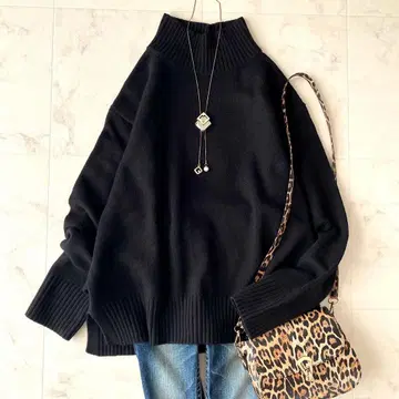 새상품급 유나이티드 애로우즈 부드러운 캐시미어 하이넥 니트 루즈핏 블랙