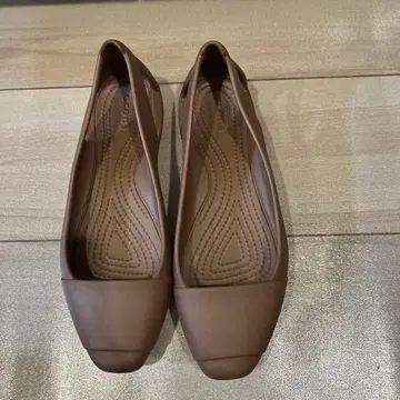 크록스 브라운 플랫슈즈 W7