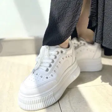 통굽 화이트 스니커즈