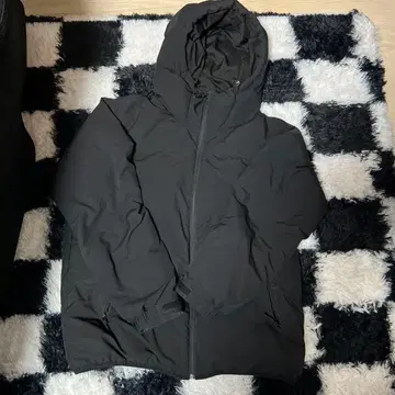 GU 블랙 다운 자켓 XL 사이즈
