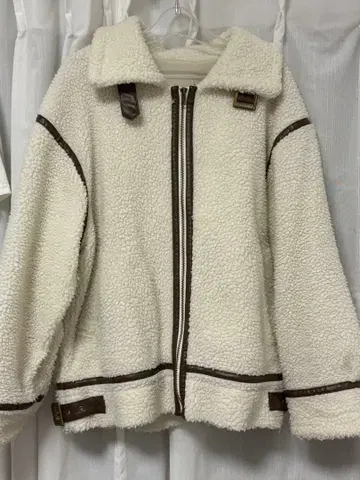 화이트 보아 무스탕 코트