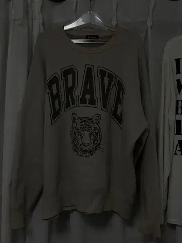 타이거 BRAVE 프린트 맨투맨