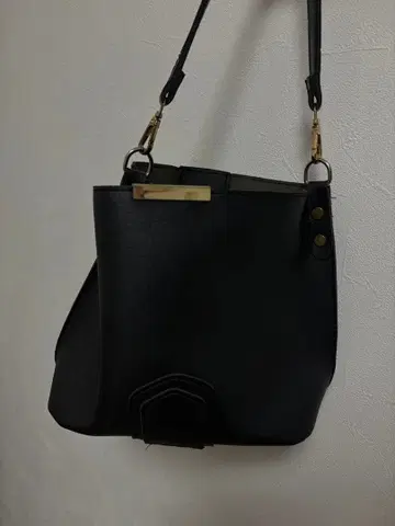 블랙 합성 피혁 숄더백