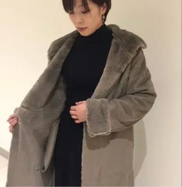 Demi-Luxe BEAMS/후드 부착 페이크 무스탕 코트